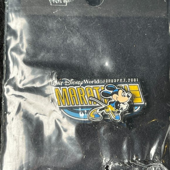 Mickey Mouse Disney World New Years 2001 Marathon Pin - Picture 1 of 4